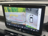 【全周囲カメラ】専用のカメラにより、上から見下ろしたような視点で360度クルマの周囲を確認することができます☆死角部分も確認しやすく、狭い場所での切り返しや駐車もスムーズに行えます。