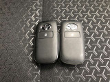 スマートキーは2個あります。家族で共有すれば自宅駐車場での入替えや旅行の時などに大変便利ですね。