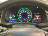 ハイブリット車専用のメーターです。中央のスピードメーターより左右のサブデスプレイで燃費や動力伝達などの情報が見れるようになっています。