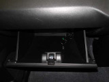 車検証などの収納に便利なグローブボックスです。