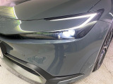 【LEDヘッドライト】悪天候や夜間走行時も良好な視界を確保し安心して運転できる高輝度LEDヘッドライトを装備!点灯速度が早く、消費電力も抑えられています。