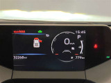 カラーヘッドアップディスプレイ付き。少ない視線移動で情報を確認できるので、運転の疲労軽減に繋がりますよ♪