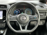 本革巻ステアリング(ステアリングヒーター付き)です。プロパイロット搭載なので高速の運転が楽になります。