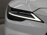 LEDヘッドランプにはアダプティブハイビームシステム「AHS」を採用。光検出カメラで車両検出をし、先行車や対向車に直接ハイビームを当てないように部分遮光します。