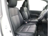 運転席の写真です!座り心地も良さそう、あなたのドライビングポジションをガッチリ支え、心地よい安心感で、ロングドライブもらくらく??