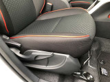 運転席シ-ト座面は上下アジャスタ-付です。お好みの位置に調整可能です。