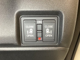 リアドアは乗り降りに便利な両側電動スライドドアです。また運転席に座っていながらスイッチ操作で自在にスライドドアを開け閉めできます。