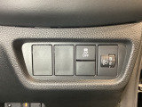 ハンドルの右側にはヘットライトリベライザーとVSA(ABS+TCS+横滑り抑制)の解除スイッチがついています。ヘッドライトリベライザーは道路状況や積荷の加重に応じてライトの高さを調節できます。