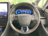 インテリアに合わせたデザインのステアリングは、運転される方のことも考え、運転しやすい形状、大きさです。是非一度、実際に触ってお確かめください。