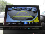 バックカメラの画像です。ガイドラインがスムースな車庫入れをサポートいたします。車庫入れの安心感がアップしますね。