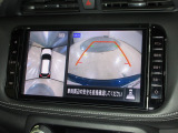クルマの真上から見ているかのような映像によって、周囲の状況を知ることで、駐車を容易に行うための支援技術です。