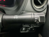 【オートライト】車のセンサーが周囲の明るさを感知し、自動でヘッドライトを点灯・消灯する機能です。この機能は夕暮れ時の交通事故が多い時間帯の安全性を高めてくれます。