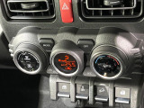 【オートエアコン】一度お好みの温度に設定すれば、車内の温度を検知し風量や温度を自動で調整。暑い&hellip;寒い&hellip;と何度もスイッチ操作をする必要はありません。快適な車内空間には必須の機能ですね♪