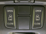 【両側パワースライドドア】スマートキーや運転席のスイッチで後席両側スライドドアの開閉が可能♪電動だから力を入れてドアを開ける必要が無く、小さなお子様でも簡単に開け閉めでき快適です♪