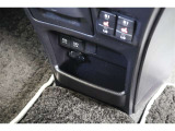 USB充電器や様々な電気製品の電源供給ポートとしてアクセサリーソケットも装備しています。充電中のスマホなどの置き場にも便利なセンターロアポケットも備えています。