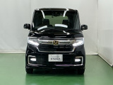LEDヘッドライトを装備しています。LEDヘッドライトはとても明るく、雨の日や夜間走行も安全・安心です。オートライトコントロール付きで周囲の明るさに応じて自動で点灯・消灯します