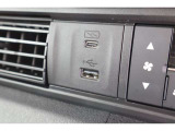 USBオーディオ用ソケットがついていますので携帯電話などを接続すれば音楽等の再生が可能です!充電用ソケットもございます♪