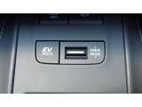 トヨタハイブリッドカー特有の、EV走行モードスイッチ、夜間などエンジン音を立てずにモーターのみでの走行ができます。