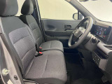ゆったりと座れる運転席シートですのでストレスなく運転が出来ますよ!