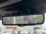 【スマートリヤビューミラー】後席の大きな荷物や同乗者で後方が確認しづらい時でも安心!カメラが撮影した車両後方の映像をルームミラー内に表示。クリアな視界で状況の確認が可能です!