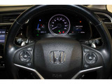 ハンドル左側にはオーディオ操作が出来るオーディオリモートコントロールスイッチ、右側にはHondaSENSINGとオートクルーズスイッチを装備!長距離運転や高速道路の運転では大活躍です!