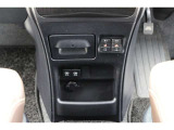 【シートヒーター】 寒い日はすぐにあたたかくなるシートヒーターは重宝します。暖房を控えめにすることで燃費の向上にもなります。車内の空気が汚れたり乾燥したりする心配も減ります。