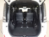 サードシートは跳ね上げ式。片手でのワンタッチ格納で荷室スペースが広がります。
