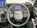 インテリアに合わせたデザインのステアリングは、運転される方のことも考え、運転しやすい形状、大きさです。是非一度、実際に触ってお確かめください。