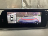 狭い場所での駐車やすれ違いなどでより的確な運転操作に役立つ360&deg;ビューモニターが装備されています。