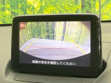 【バックカメラ】駐車時に後方がリアルタイム映像で確認できます。大型商業施設や立体駐車場での駐車時や、夜間のバック時に大活躍!運転スキルに関わらず、今や必須となった装備のひとつです!