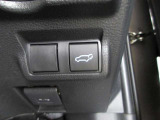 【パワーバックドアスイッチ】運転席から操作可能。途中でも止められる安心のバックドア。後ろの駐車スペースが狭い時に重宝します