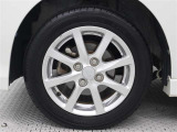 純正アルミホイールは精度が高く、走行の安定性が優れています。タイヤサイズ155/65R14