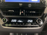 エアコンはオートエアコン付きになります。お好みの温度設定にすれば車内の温度を検知し自動で調整してくれます。暑い日は寒い日は特にオススメです♪
