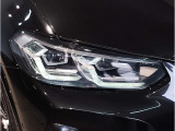 【LEDヘッドライト】先進のLEDテクノロジーを採用。放射される白色光の周波特性は太陽光に近く、バイキセノン・ヘッドライトを上回るコントラストで更に明るく輝きます!