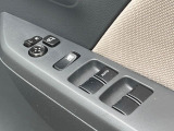 【電動格納ミラー】サイドミラーは電動格納式となっており、狭い駐車場でもキズがつくリスクを抑えられます。