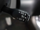 アダプティブクルーズコントロール機能付きです。走行中に先行車の様子を検知しながら、設定した車速の範囲内で先行車との距離のキープを支援します。詳細は販売店スタッフまでおたずねください。