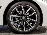 BMW純正アルミホイールです。納車時にはアルミホイールコーティングも承っております!是非ご検討下さいませ。