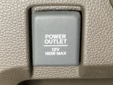 アクセサリーソケットはUSBのアダプターなどをつければ、スマホの充電にも使えます。周辺には物が置けるボックスがついています。