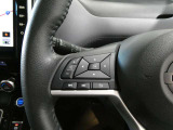 運転走行も画面に触れることなく手元操作が可能な便利なハンドルリモコン。