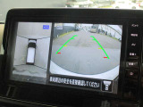 自車を真上から見下ろすように映し出すので周囲の状況が分かるアラウンドビューモニター搭載。フロントカメラとしても使用できます。車庫入れなど苦手な人の頼りになる助っ人です。