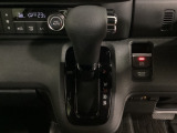 CVT車のセレクトレバーです。低速から高速まで、変速ショックのないスムーズな走りと、エンジン効率のよい領域を維持して燃費にも貢献します。サイドブレーキはスイッチ操作の電子制御パーキングブレーキです。