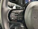ステアリングにオーディオ操作スイッチが付いています。オーディオ画面に直接タッチしなくても操作が出来ますので、運転に集中できます。
