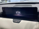 【12.3インチマツダコネクト】車内の雰囲気にマッチした大型ディスプレイ。スマホ接続でのナビ使用やBluetooth再生等、様々な機能が楽しめます。直感的なダイヤル操作が可能で、使い勝手も良好です。