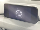 【8インチマツダコネクト】車内の雰囲気にマッチした大型のディスプレイ。スマホ接続でのナビ使用やBluetooth再生等、様々な機能が楽しめます。直感的なダイヤル操作が可能で、使い勝手も良好です。