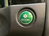 ECON モードをON にするとアクセルペダルの動きに対するエンジンの反応とエアコンの制御を切り換えることで、燃費のいい運転をするドライバーがペダルを踏んだ時と同じようにエンジンを制御します。