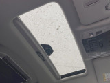 【サンルーフ】ボタンひとつで開閉可能!開放感たっぷりのサンルーフが装着されています!車内に明かりを取り入れたり景色を楽しむ以外にも、よどみがちな車内の空気も簡単に換気できて快適です!