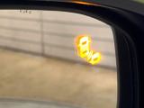 【ブラインドスポットインフォメーション】走行中、ドアミラーの死角になりやすい箇所に後続車が接近するとサイドミラー付近に警告を表示、ドライバーに注意喚起をしてくれます。
