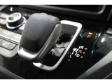 インパネシフトだから視線の移動も少なく足元もスッキリ♪運転席もゆったりしているのでゆとりを持ってドライブできますね!