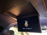 【フリップダウンモニター】大画面モニターで後席でもエンタメをお楽しみいただけます。小さなお子様にも大人気の装備です♪