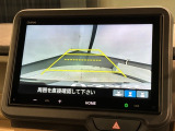 リバースギアに入れるだけで後方の表示へ切り替わります。夜間や雨の日の駐車も楽になりますよ。